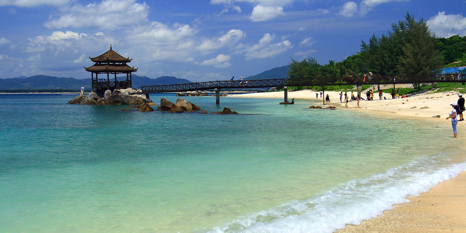 A VISITORS’ GUIDE TO SANYA